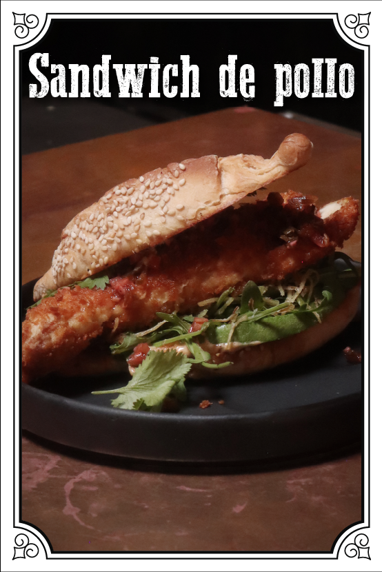 Torta De Pollo Con Costra De Panko Con Mayonesa de Chile y Miso, Aguacate, Arugula Y Pico De Gallo De Cebolla Y Jalapeño $145.00mxn